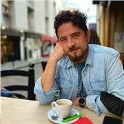 Educador en Humanidades, con amplia experiencia en clases desde la E.S.O hacia adultos